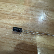 廠家直銷 100uf 10v 尺寸5*7mm直插電解電容器220UF10V鋁電解電容