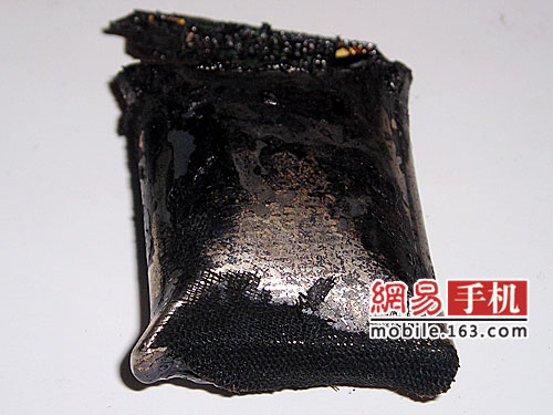 网易网友爆料:诺基亚电池爆炸烧毁衣物