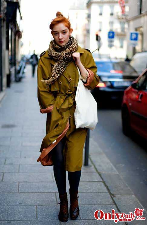 短款裙式小风衣 好莱坞女星巧搭配(2)