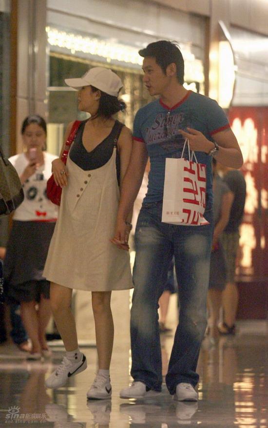 鲍蕾小腹凸显购婴儿用品 陆毅相随 我爱我家 时尚楼市 明星家居 家居日用