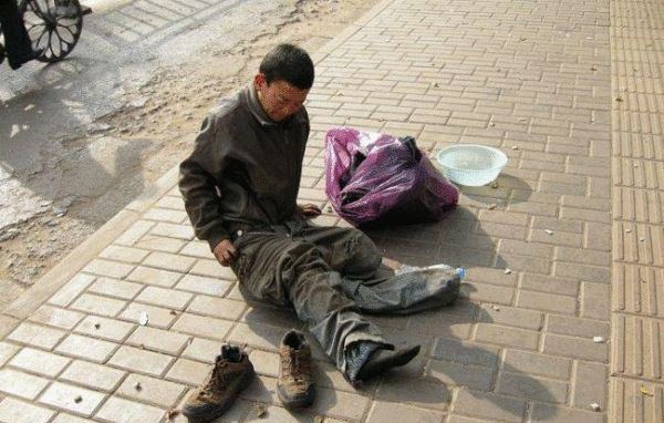 实拍:街头乞丐从健全人变成残疾人的过程 你还同情吗