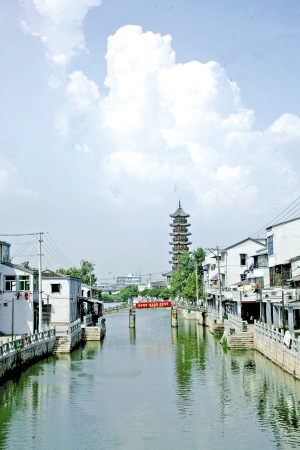 对比南白象镇段治理前后的塘河,治理后塘河的沿岸已经安置好护栏.