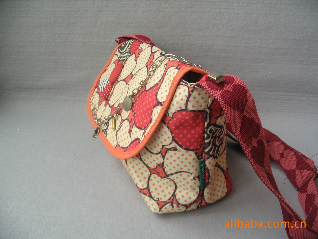 斜挎包 配装饰链 盖子时尚挎包 材质:帆布 款式:斜挎 品牌:雨诺布艺包