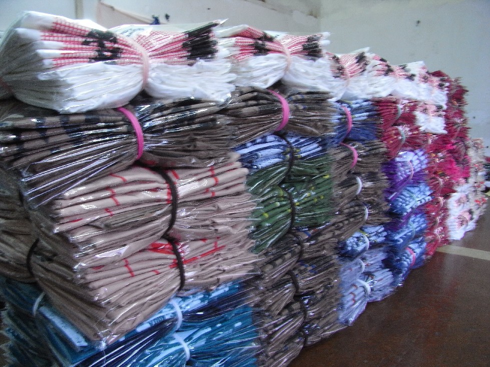 东莞虎门若彩制衣厂低价供应男装圆领t恤,颜色和图案各式各样,随机