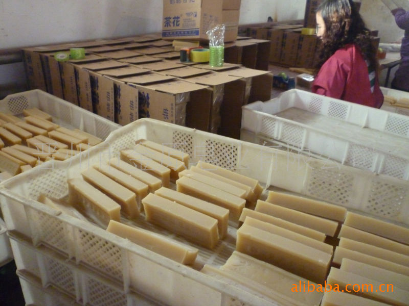 石云清香肥皂 产品简介: 脂肪酸含量:40%(可以加工37%--65%) 单块重量