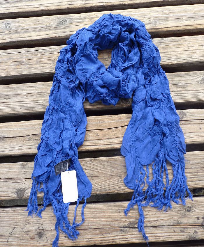 本围巾只有一种纯蓝色,拍摄物品色差是不可避免的.