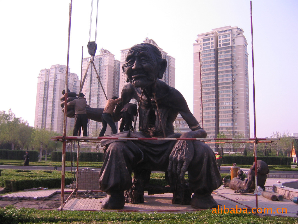 北京天通苑发展就是硬道理3.5米人物雕塑 老人与小孩铜雕