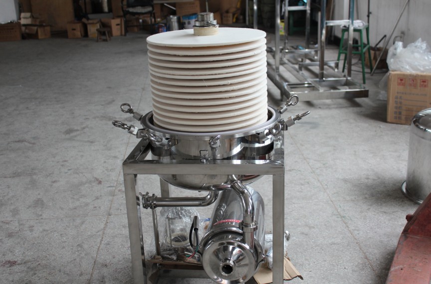 &nbsp; &nbsp;新型立式硅藻土过滤机比传统卧式硅藻土过滤机的的明显