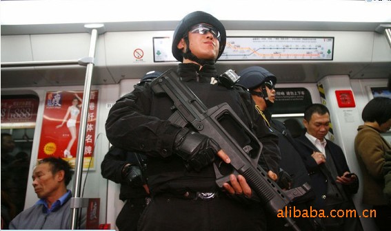 广州地铁纵火案 后 安保升级 多名便衣地铁站内擒贼 【现场