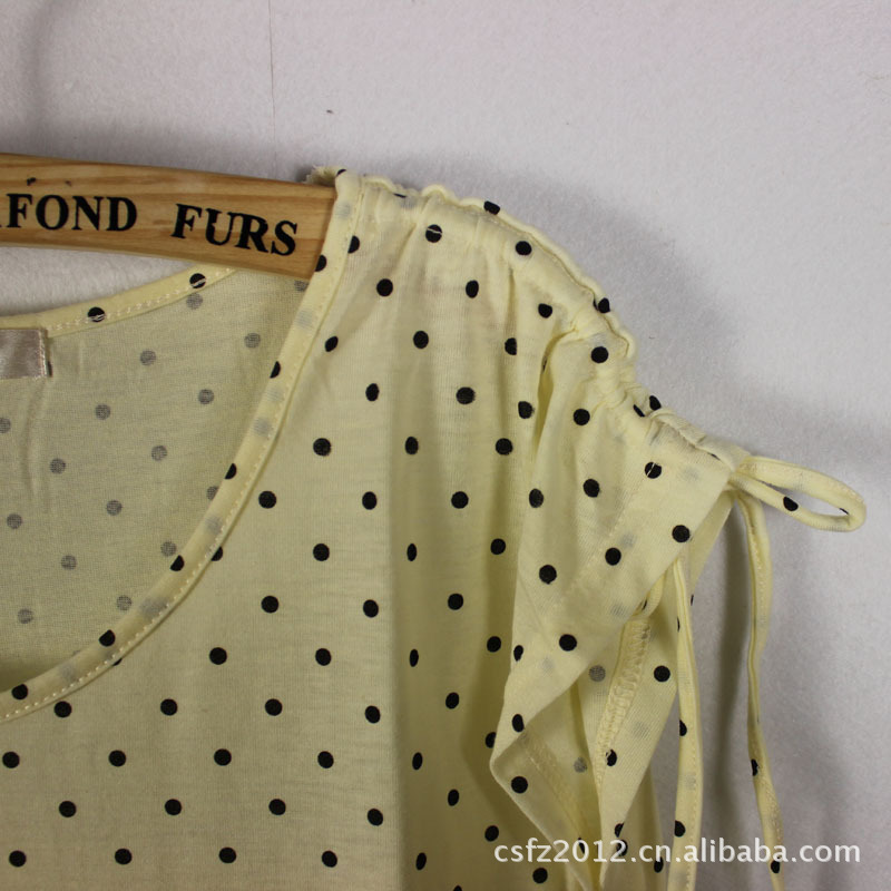 0元/件 小圆点无袖t恤米蓝两色 面料:棉类混纺 款式:套头 颜色:米色