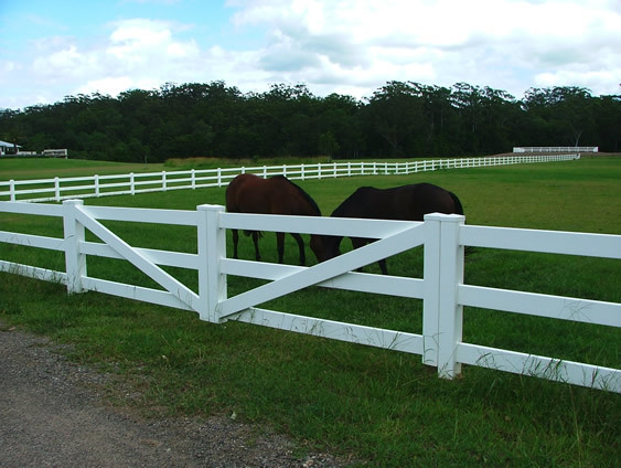 产品中心 护栏/围栏/栏杆 > 马场等pvc微发泡护栏,坚固,美观,耐用