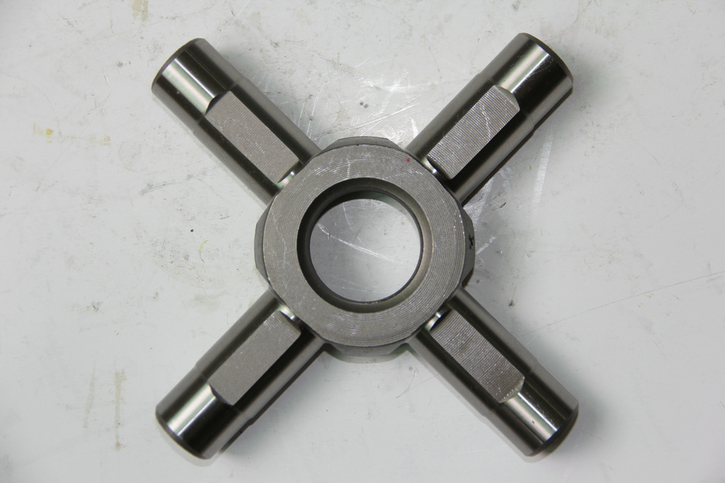 专业生产销售 豪沃08款后桥差速器十字轴