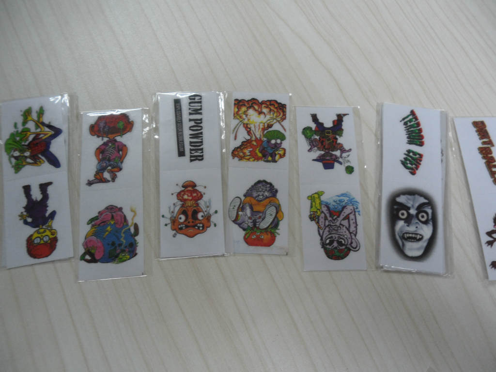 贴纸又称水贴纸,水标,水彩印,它是一种新的表面处理工艺,可以代替移印