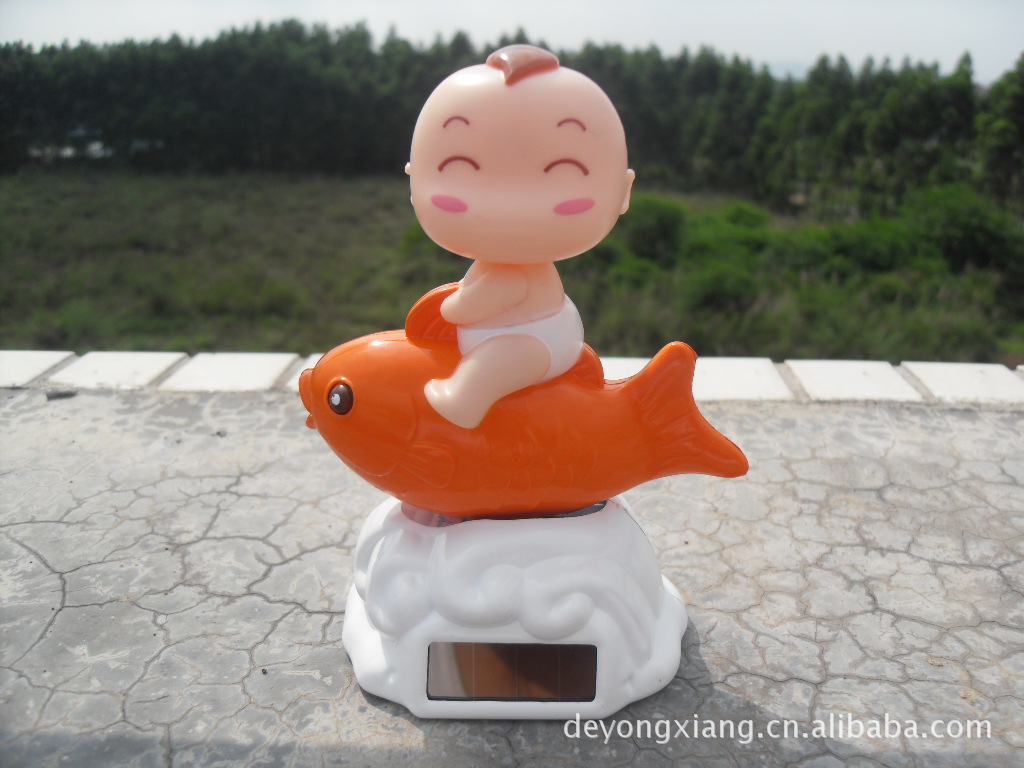 热销太阳能鱼跃龙门 车用摇头娃娃 骑鱼公仔 汽车饰品