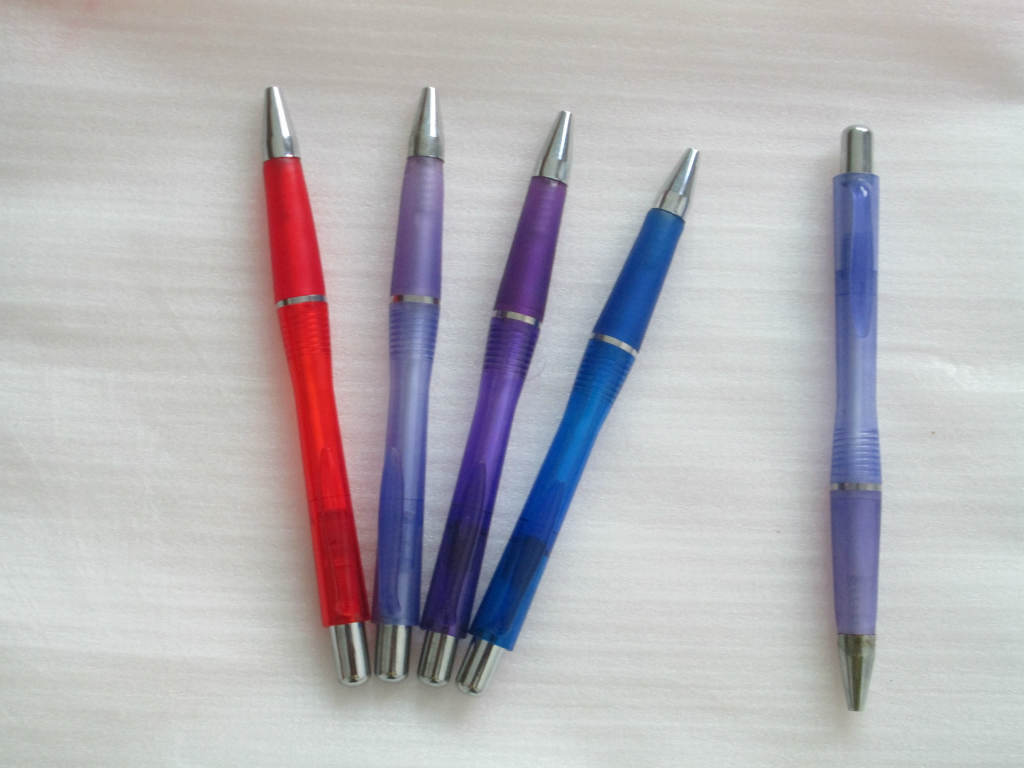 供应四色笔 简易四色笔 按动四色笔 可带挂绳四色笔 畅销四色笔