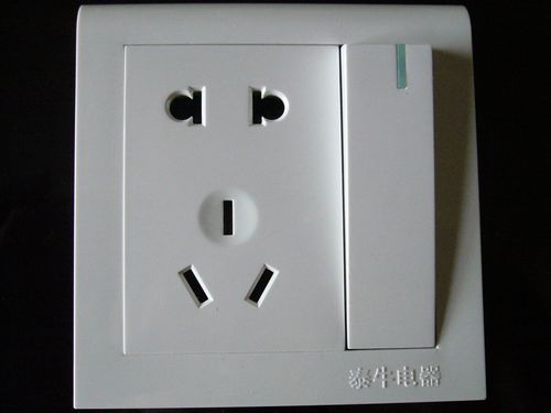 生产销售泰牛t8系列内置钢板豪华型一开五孔插座