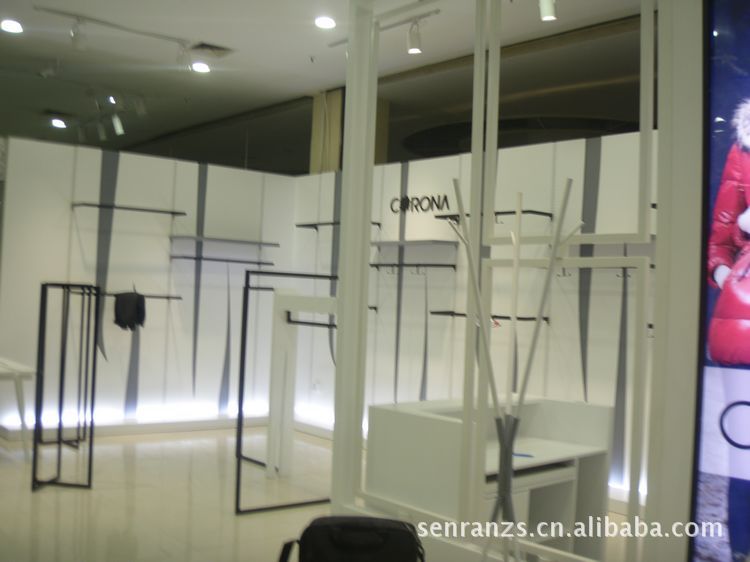 现代商业橱窗的魅力：展示柜定制的流行趋势