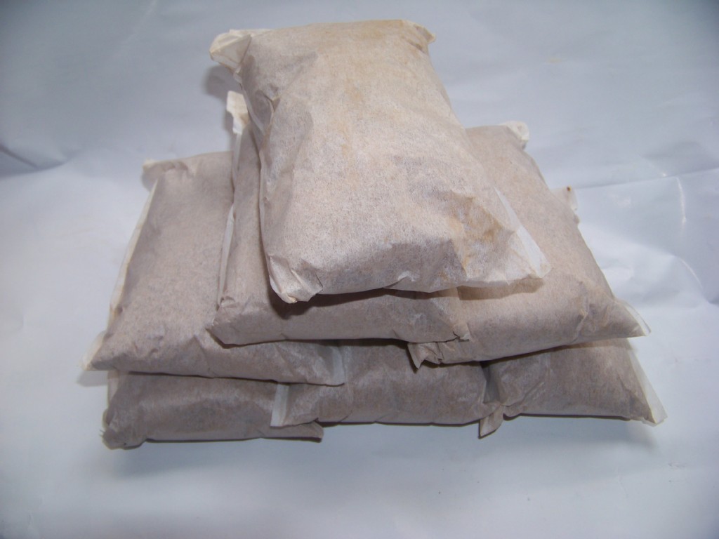 用毛冬青的树叶晒干,用来泡茶喝,具有清热解毒,止咳作用.