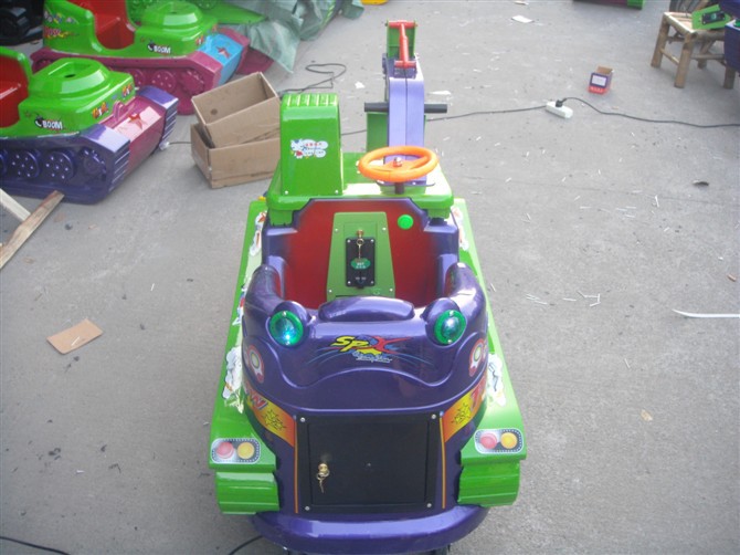 2012新款超炫挖土机摇摆机摇摇车送木箱包装