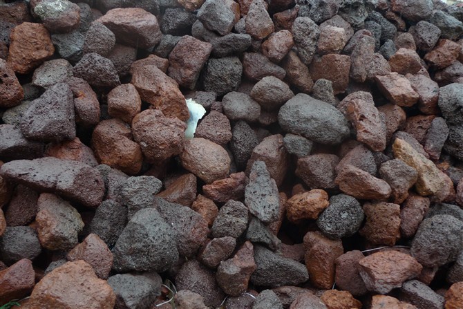 厂家直供火山岩砾石可根据需要进行简单切割