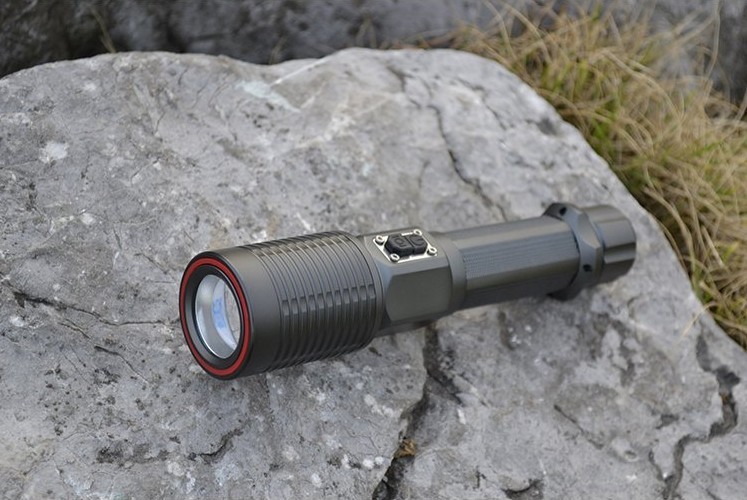 厂家直销 cree xml-t6强光自动变焦磁控开关手电筒