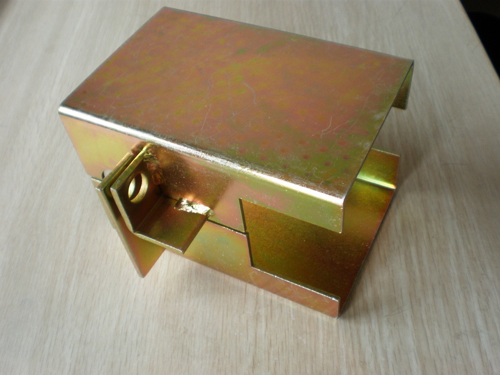 拖车锁为铁材料,表面镀彩锌,另配一把70mm不锈钢圆饼锁.