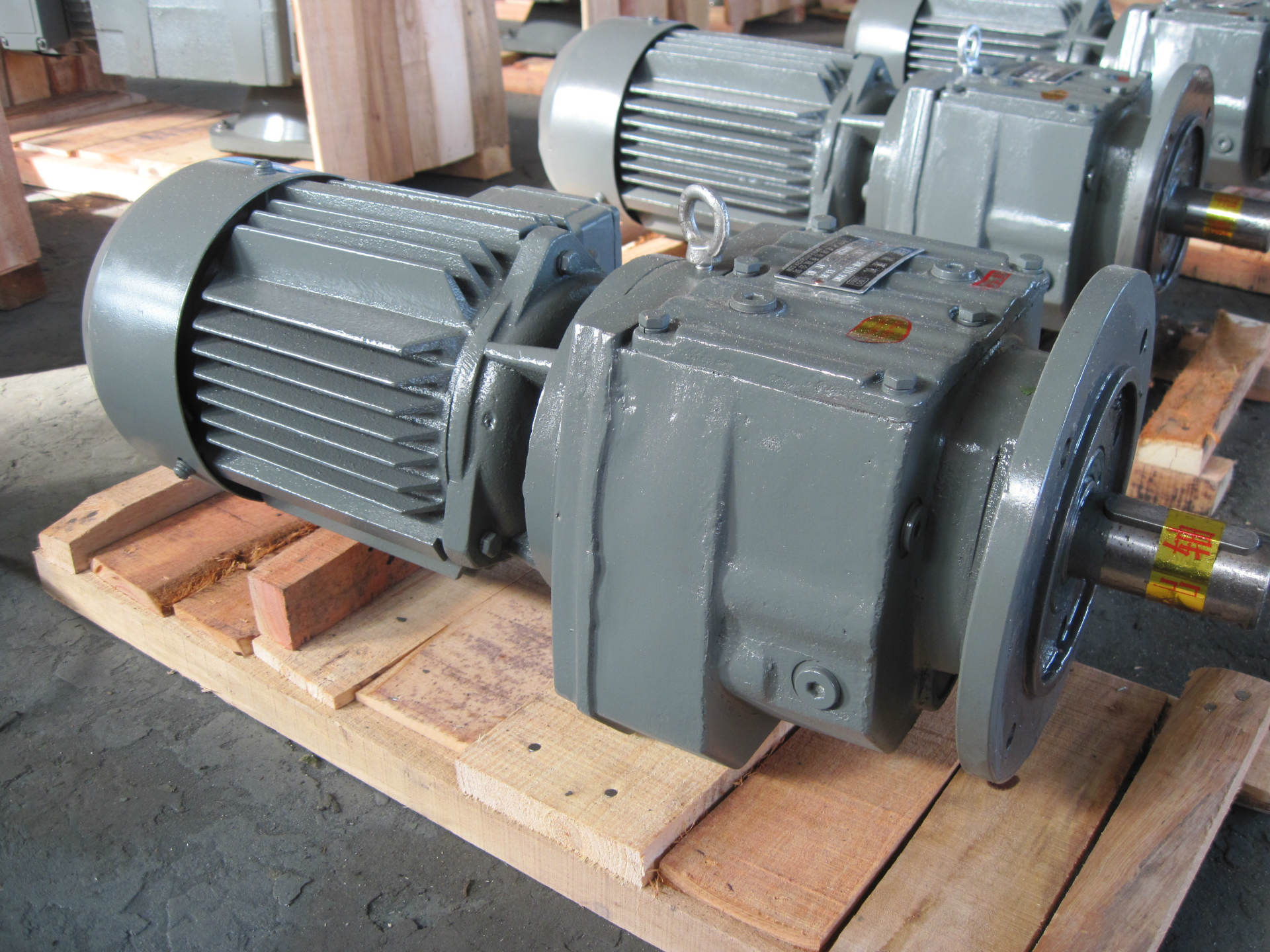 热销r系列减速机变速机减速器北京天津上海重庆石家庄唐山保定