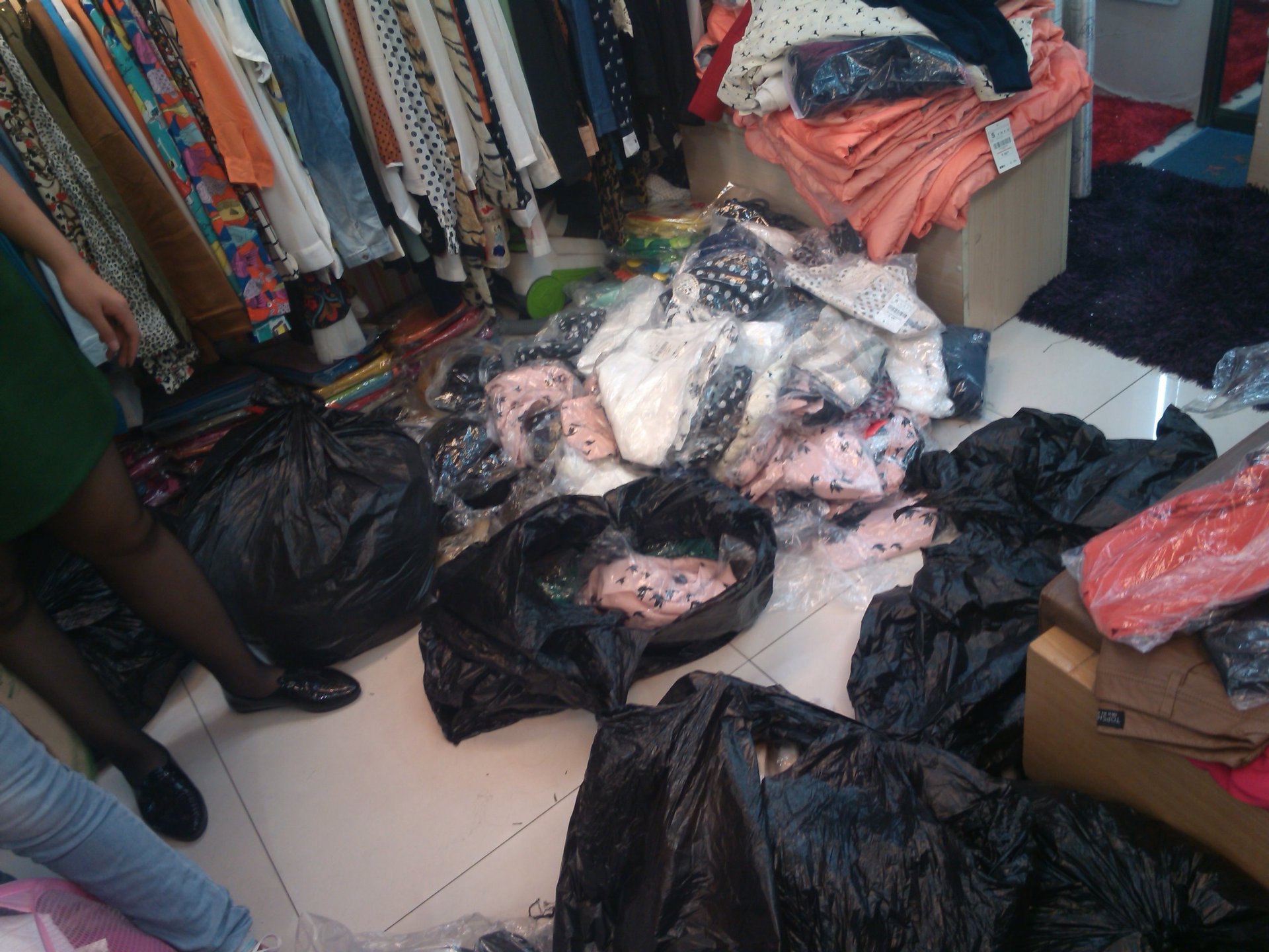 供应服装 外套 衬衫 连衣裙 休闲裤 杂款女装体验之旅 送苹果4s手机