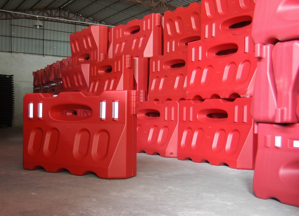 供应优质大水马高速公路水马长150高90宽2550cm足16公斤重