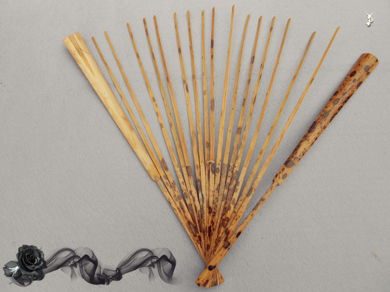 9寸18方花斑竹合青竹扇纯手工制作  产品详情 尺寸:9寸18方 类别:扇子