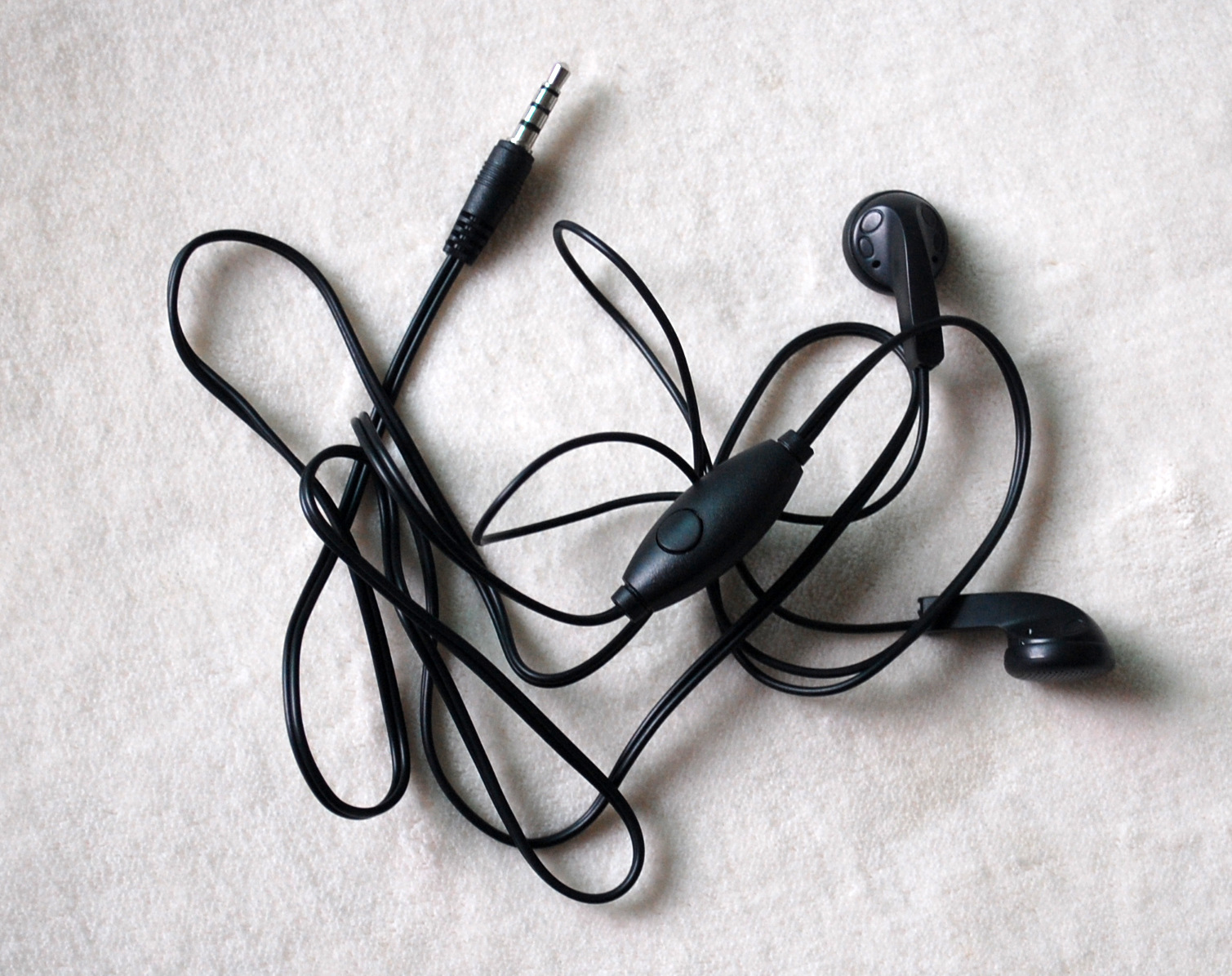 厂家直销耳塞式耳机手机mp3电脑通用立体声重低音耳机价格优惠