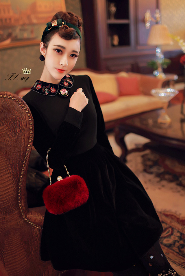 小辣椒菁菁同款时尚小翻领十字绣公主长袖黑色名媛公主连衣裙