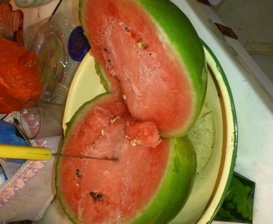 【西瓜也造假】------- 现在还有什么东西可以吃?