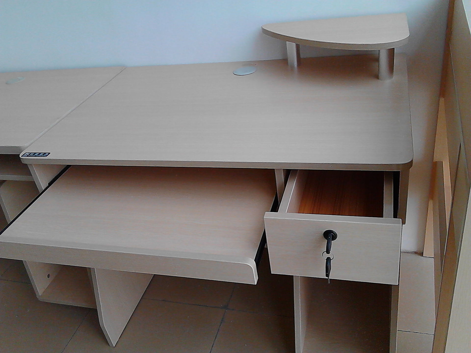 厂家热销 大量供应 电脑桌 台式电脑桌 电脑桌批发 板式家具