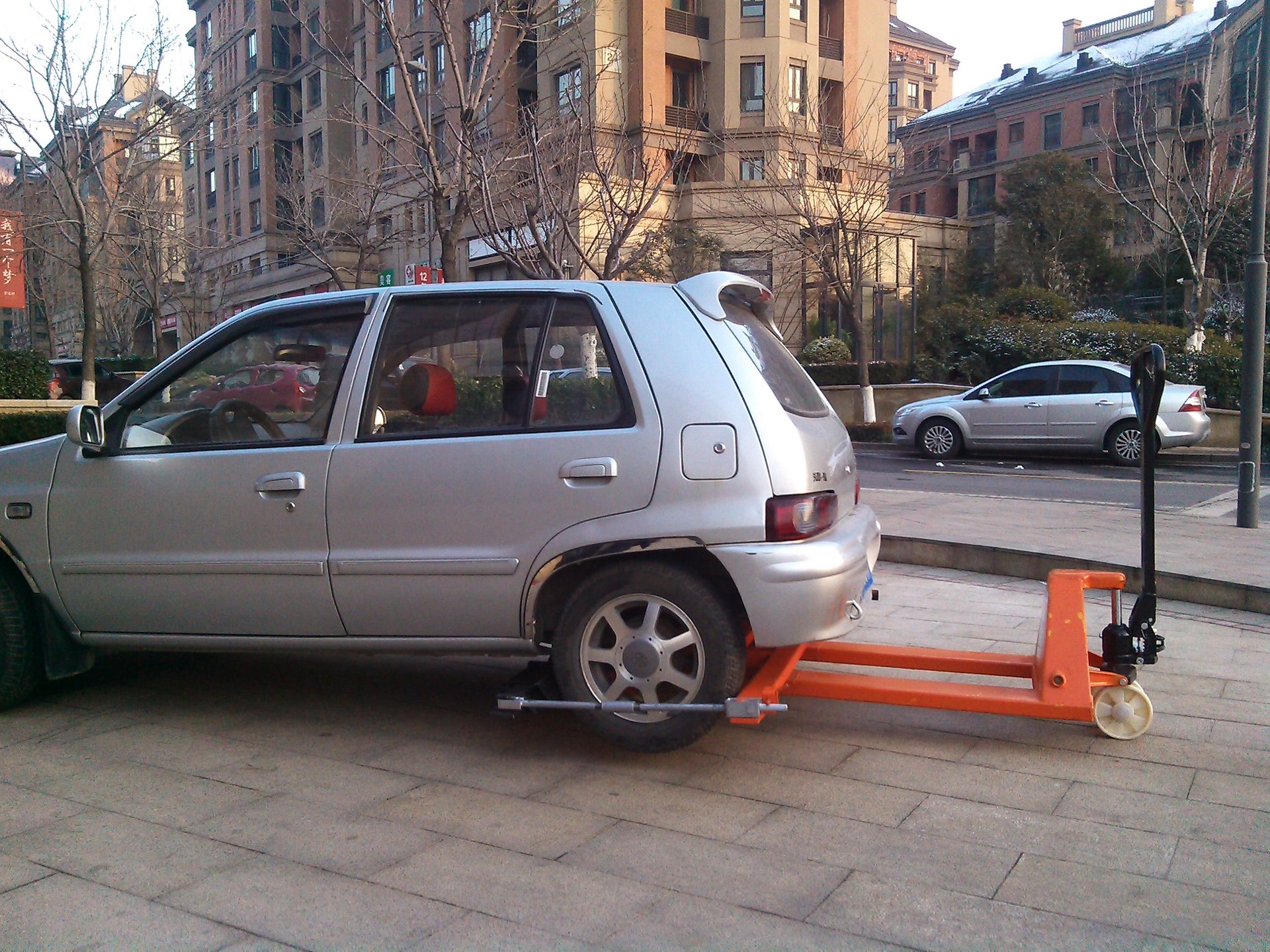 手动拖车器 手动清障车 停车场拖车设备 尽在百度---济南奥兹