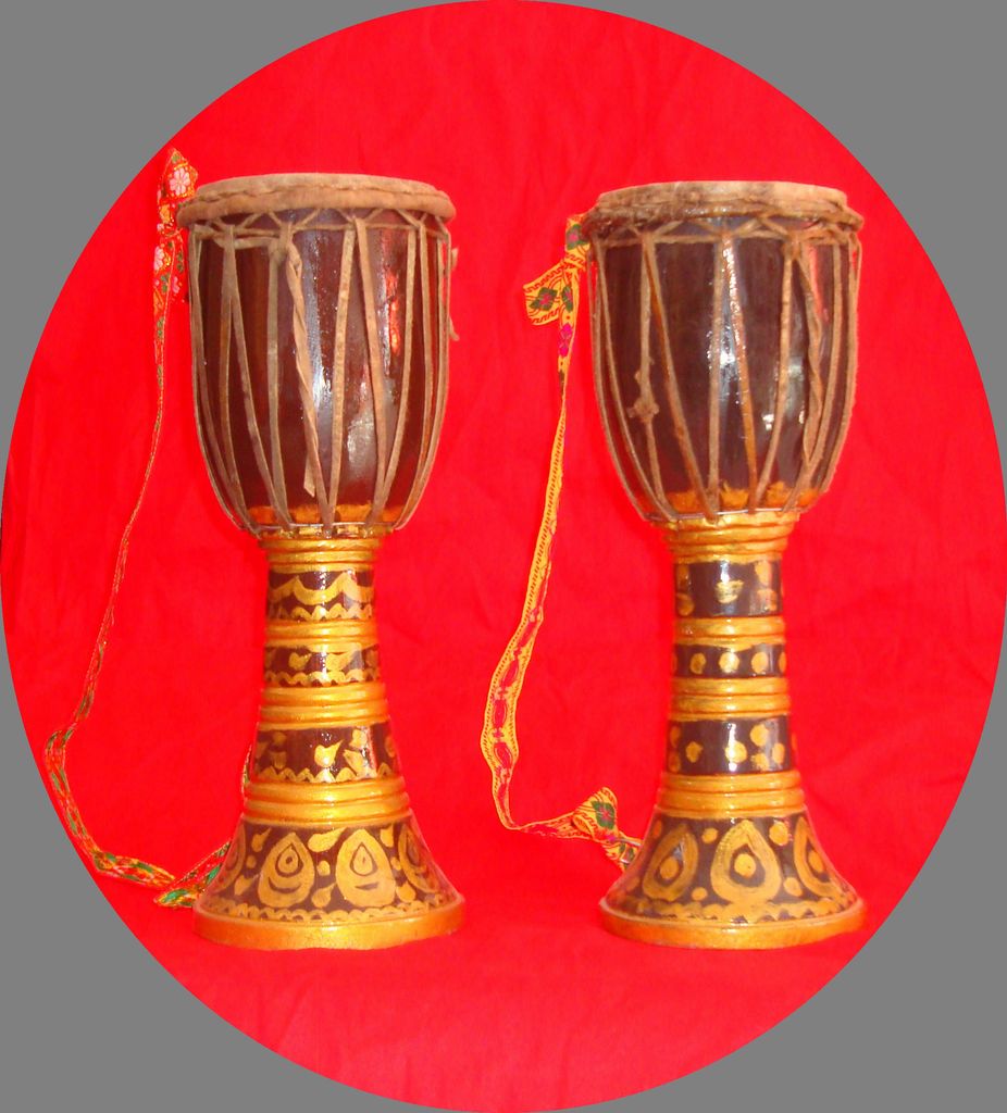 鼓  &nbsp;&nbsp;&nbsp;&nbsp;&nbsp; 象脚鼓是傣族的重要民间乐器,因