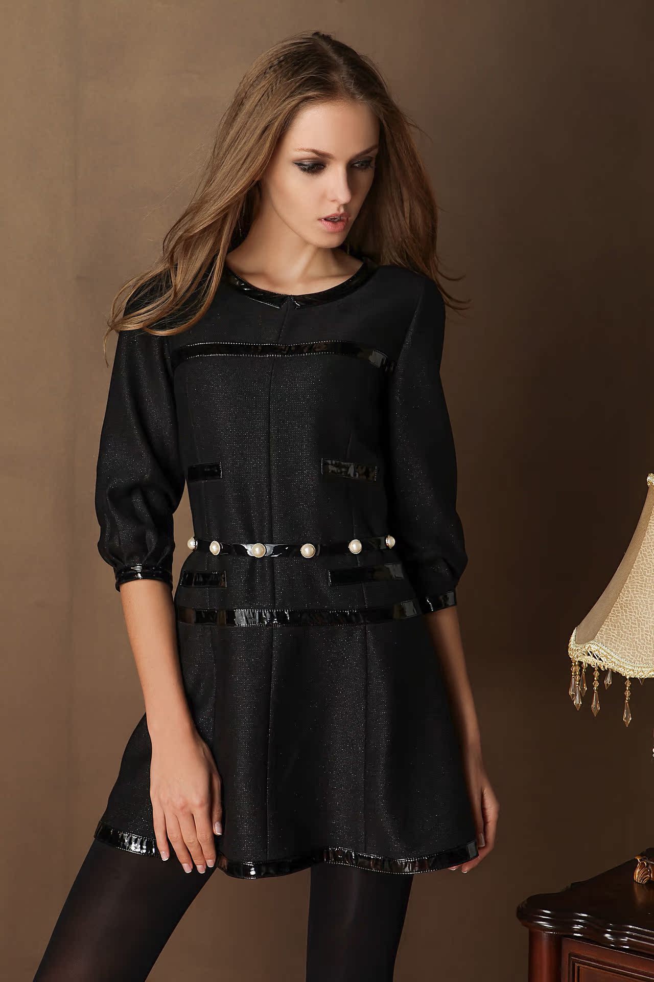 欧洲站 欧美大牌 黑色 亮皮 锁边 包边 珍珠皮带 连衣裙