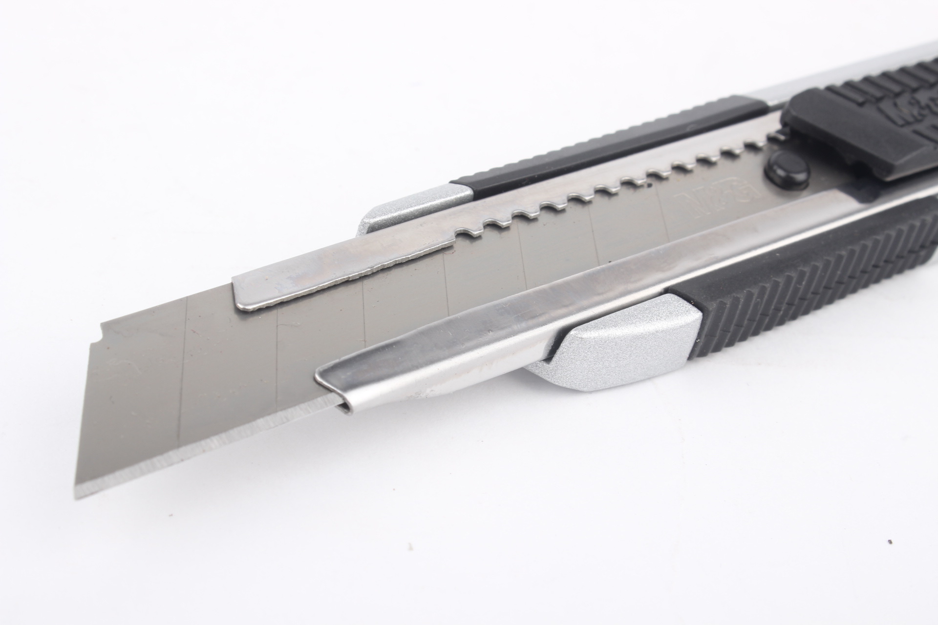 晨光美工刀裁纸刀大墙纸刀自动锁安全金属柄办公专用