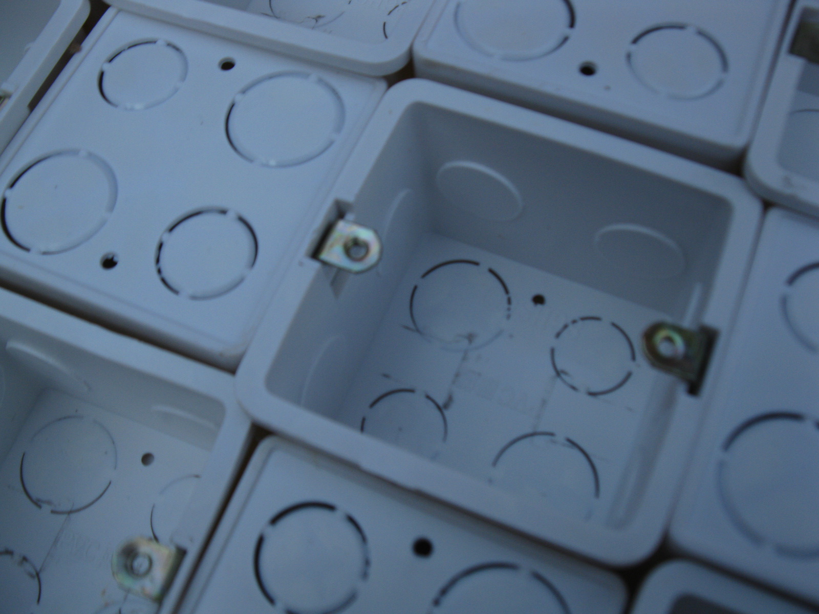 厂家供应 pvc原料阻燃穿筋接线盒质量保证 一箱起批发