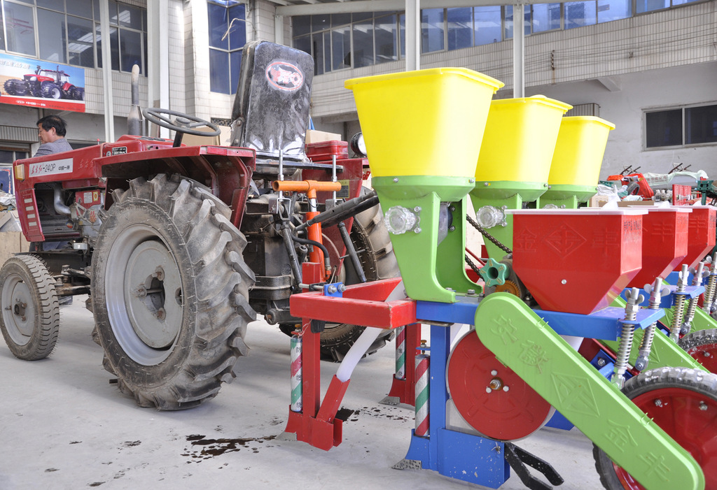 新型农用拖拉机液压升降器