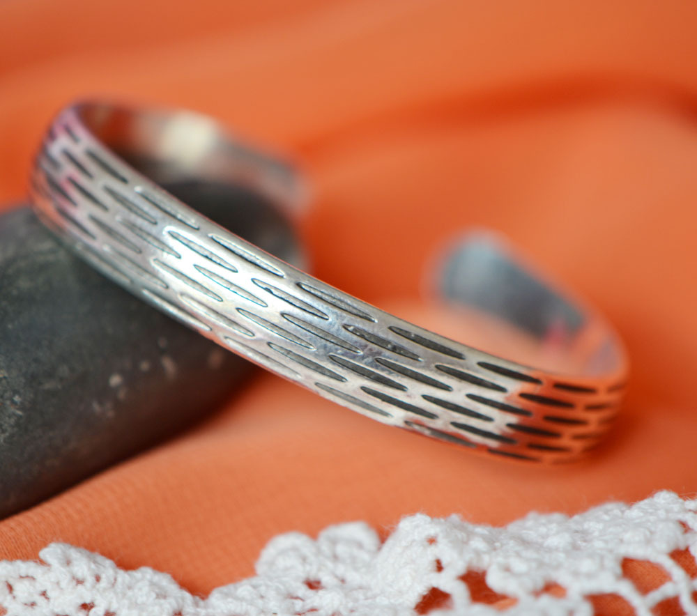 风格:简约 种类:手镯,手环 样式:女式 造型:皇冠 保健功能:防辐射 加