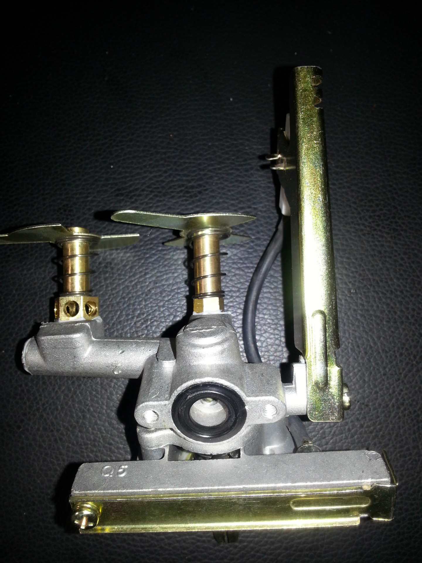 燃气灶阀体 太空具阀体 总成 32度右向七头炉阀体 12大