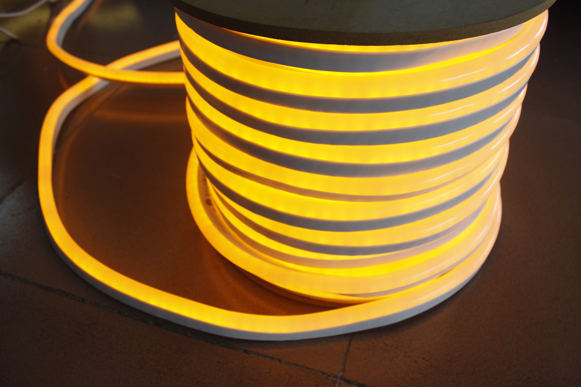 【led柔性灯带】价格,厂家,图片,led灯带/灯条/灯片,广州市权友照明