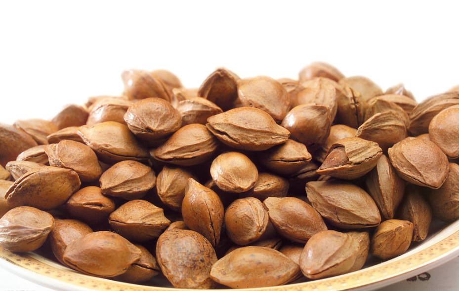 实际上它是杏仁,又称白杏,与白果(银杏的另外称呼)似乎有点类似,所以