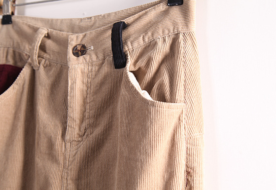 前裤片设两挖袋,后裤片的一只大贴袋设计,超 亮眼的呢,休闲味十足.