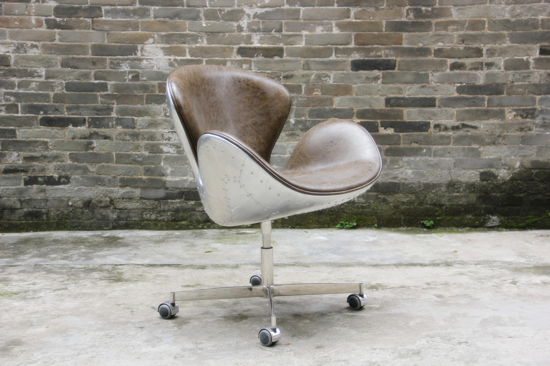 批发供应铝皮有轮子天鹅椅 扪铜片蛋椅