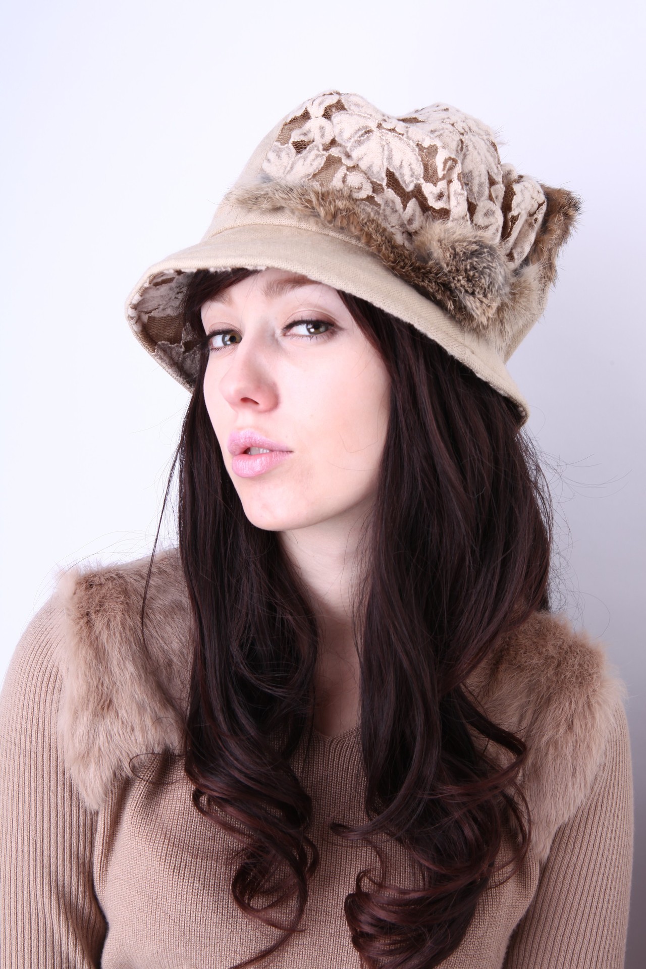 秋冬甜美可爱蕾丝真兔毛装饰圆沿女士帽子