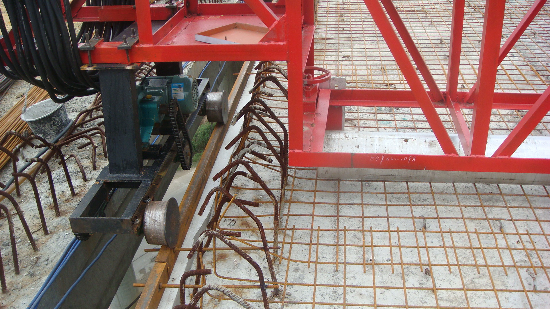 箱梁悬挂式整平机