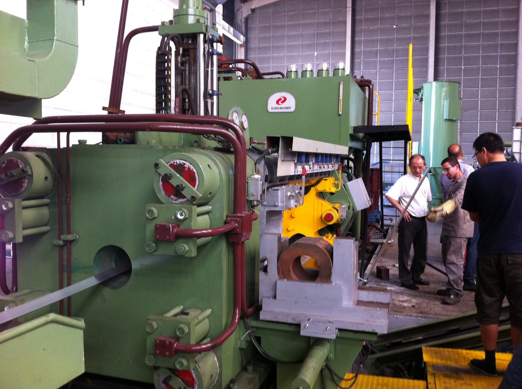 铜铝型材挤压机