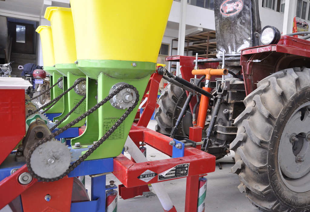 新型农用拖拉机液压升降器